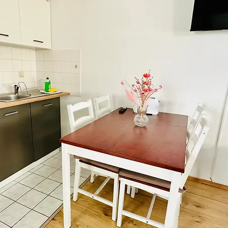 Studio Apartment In Stoetteritz With Balcony - Great Public Transport Links To The City Leipzig Eksteriør billede
