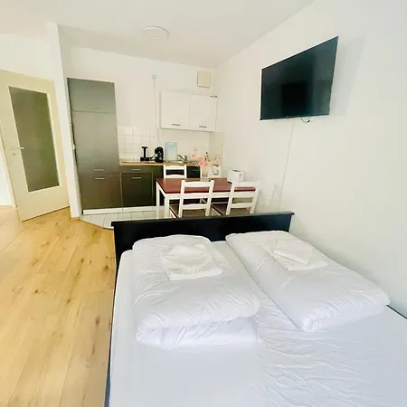 Studio Apartment In Stoetteritz With Balcony - Great Public Transport Links To The City Leipzig Eksteriør billede