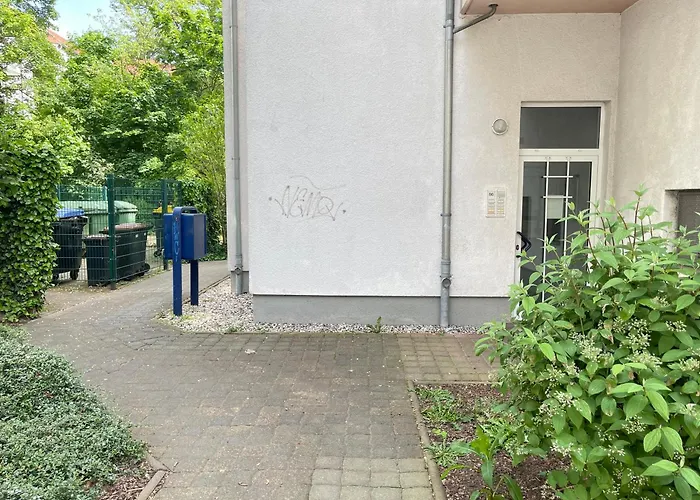 Studio Apartment In Stoetteritz With Balcony - Great Public Transport Links To The City