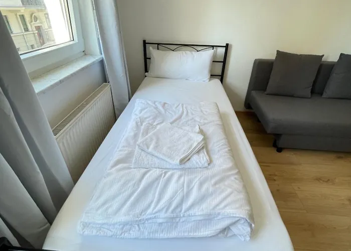 Studio Apartment In Stoetteritz With Balcony - Great Public Transport Links To The City
