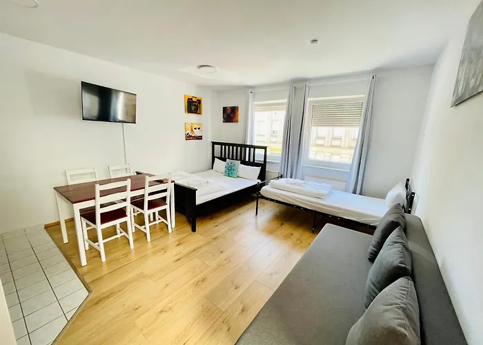 Studio Apartment In Stoetteritz With Balcony - Great Public Transport Links To The City